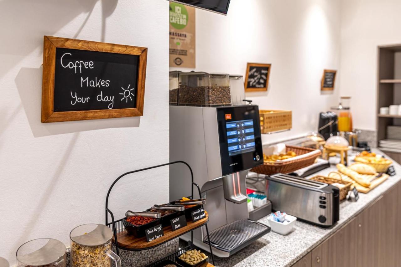 Fraser Suites Paris La Defense กูร์เบอวัวร์ ภายนอก รูปภาพ A coffee machine