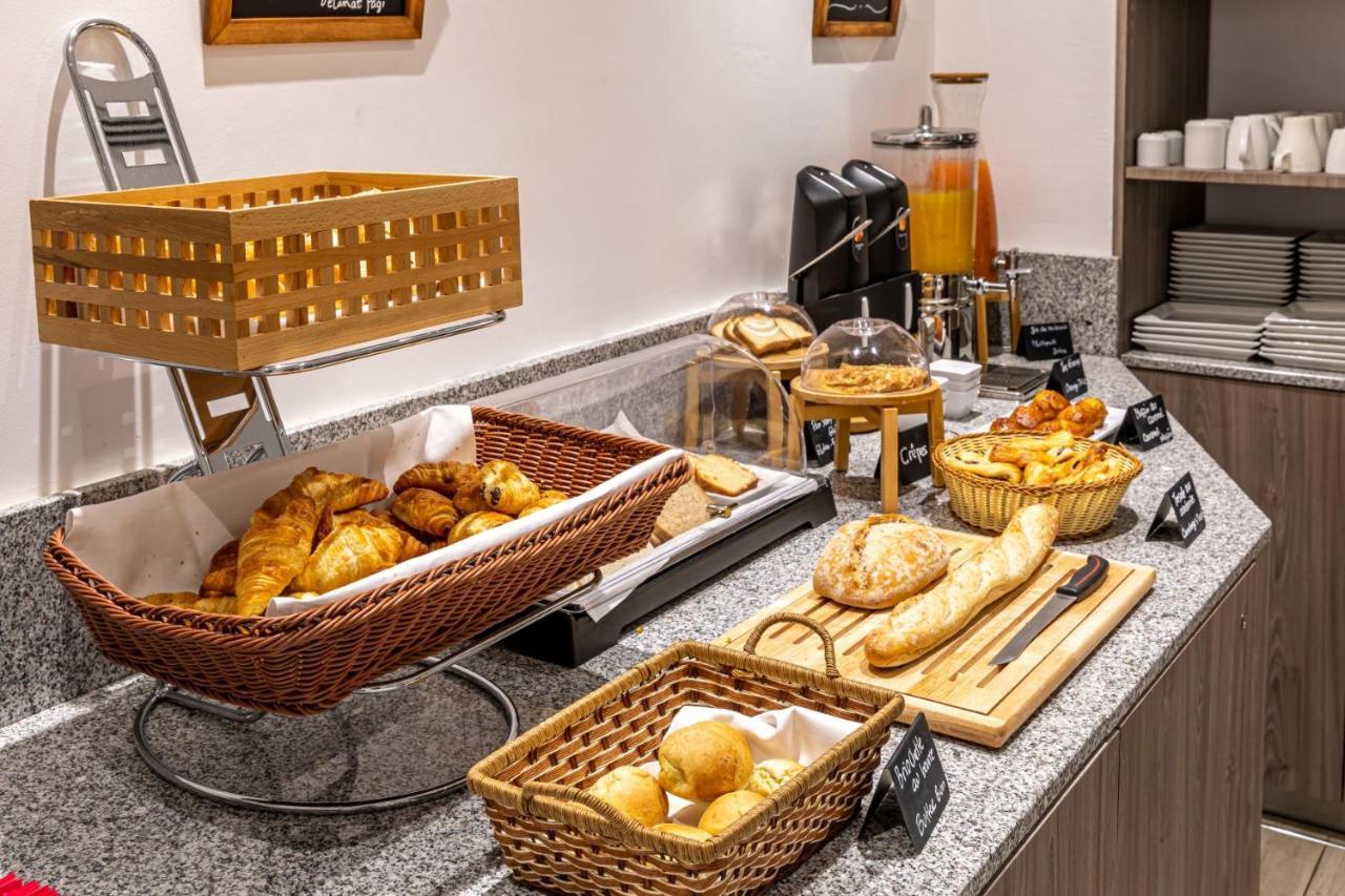 Fraser Suites Paris La Defense กูร์เบอวัวร์ ภายนอก รูปภาพ A breakfast buffet at a hotel