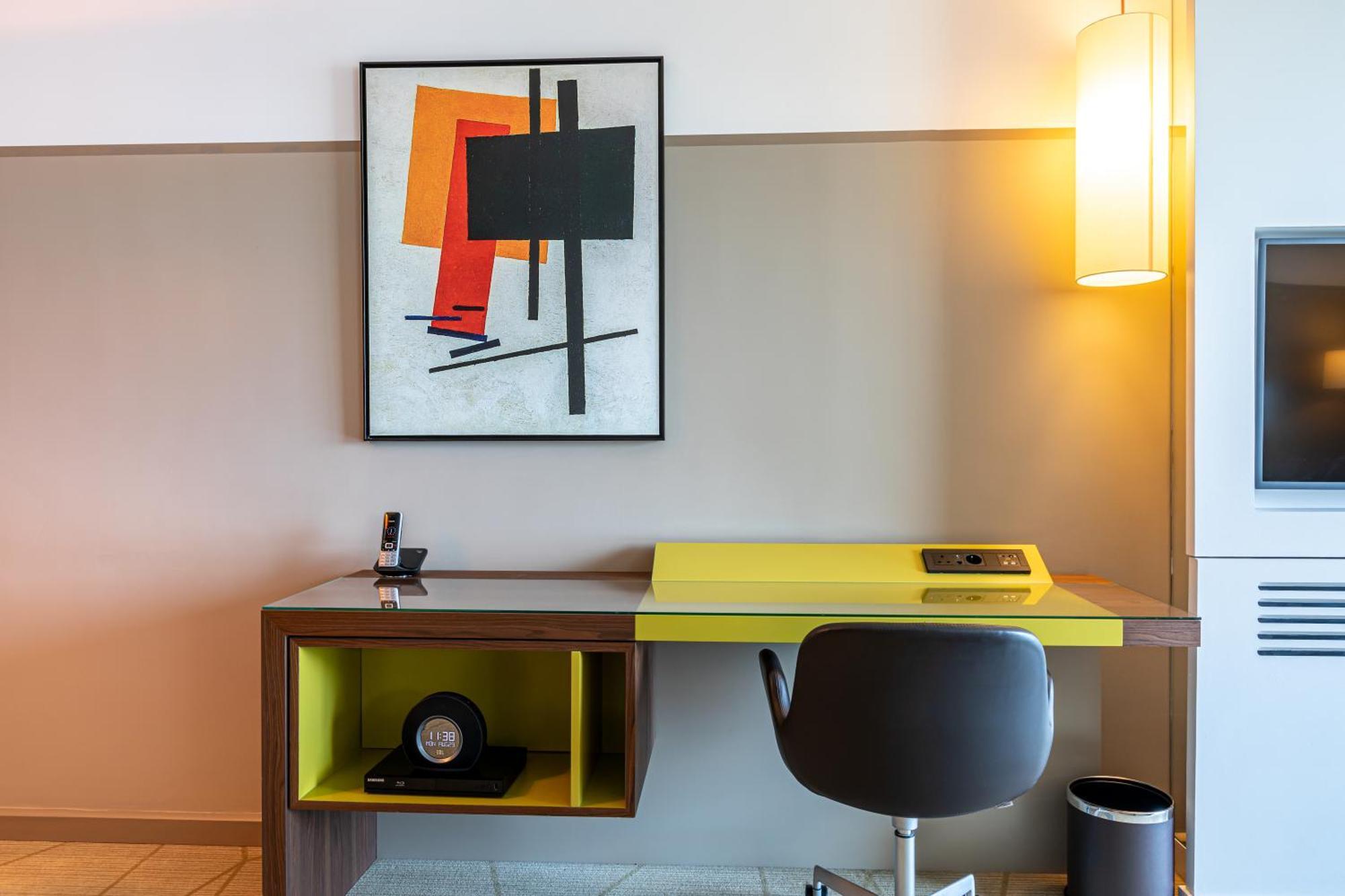 Fraser Suites Paris La Defense กูร์เบอวัวร์ ภายนอก รูปภาพ A work desk in a hotel room
