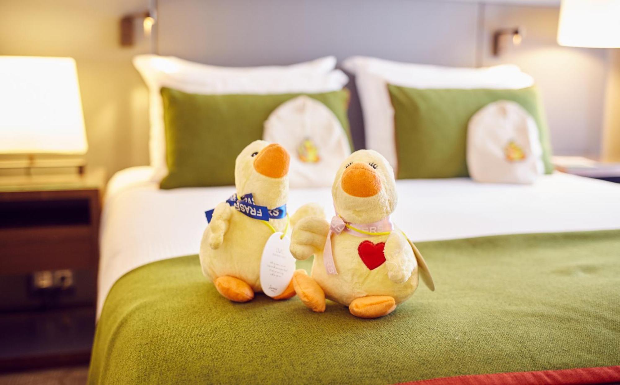 Fraser Suites Paris La Defense กูร์เบอวัวร์ ภายนอก รูปภาพ The hotel's mascot, the duck