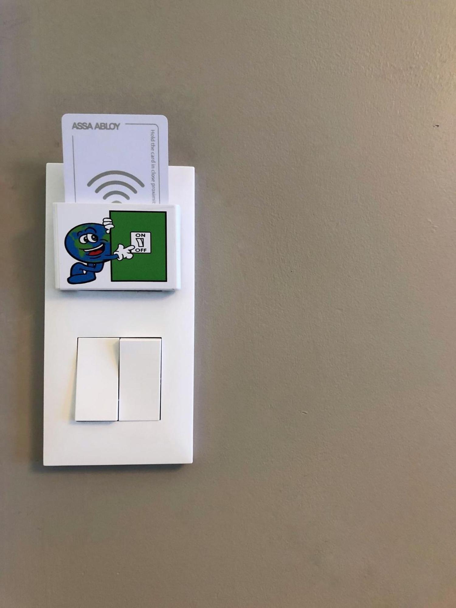 Fraser Suites Paris La Defense กูร์เบอวัวร์ ภายนอก รูปภาพ A key card reader