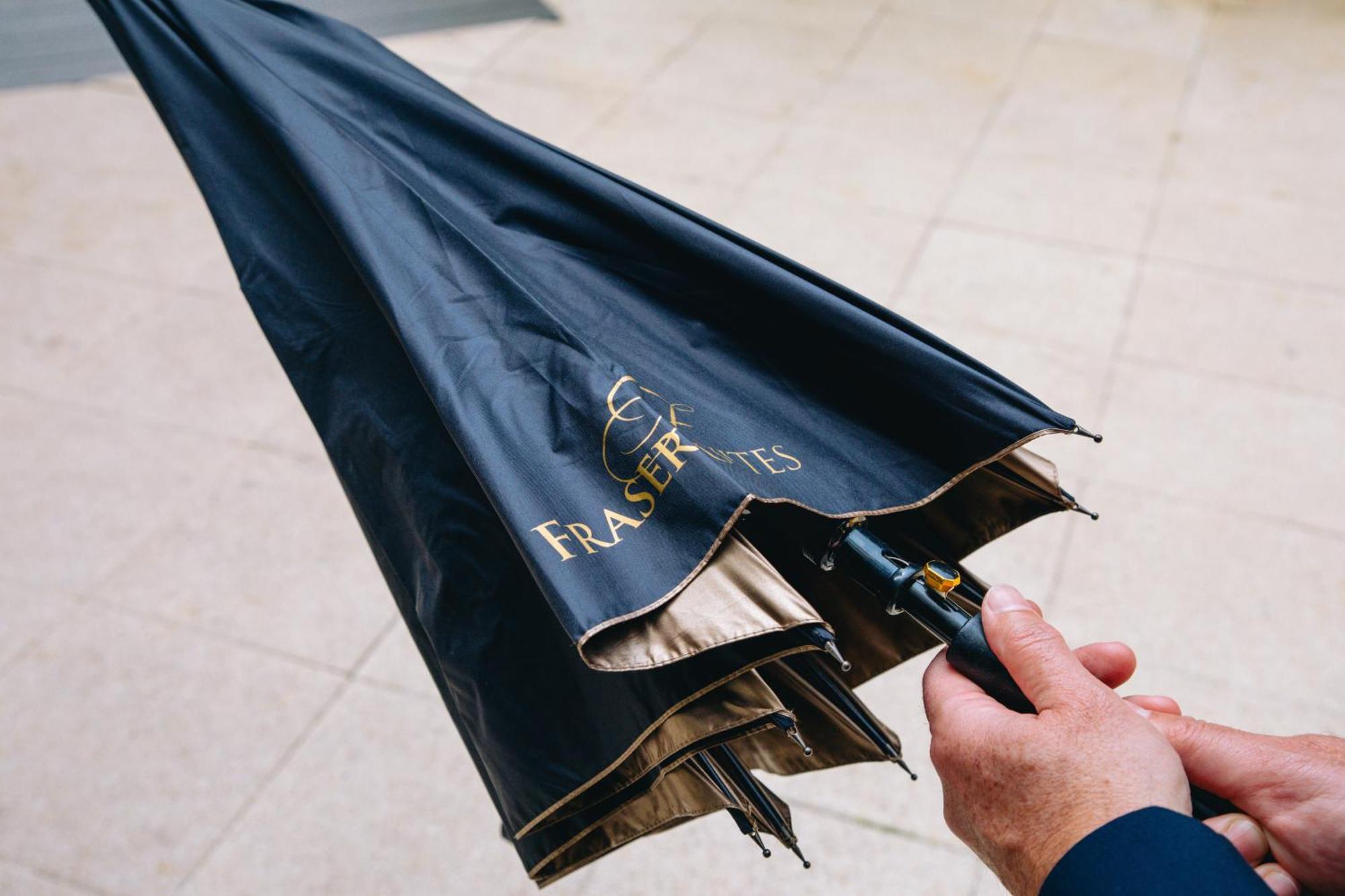 Fraser Suites Paris La Defense กูร์เบอวัวร์ ภายนอก รูปภาพ A closed inverted umbrella