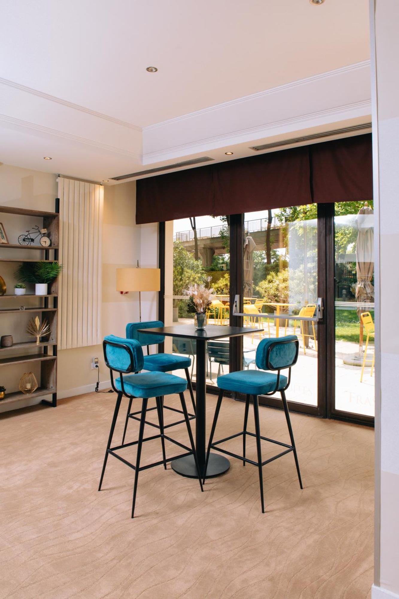 Fraser Suites Paris La Defense กูร์เบอวัวร์ ภายนอก รูปภาพ A Roman blind