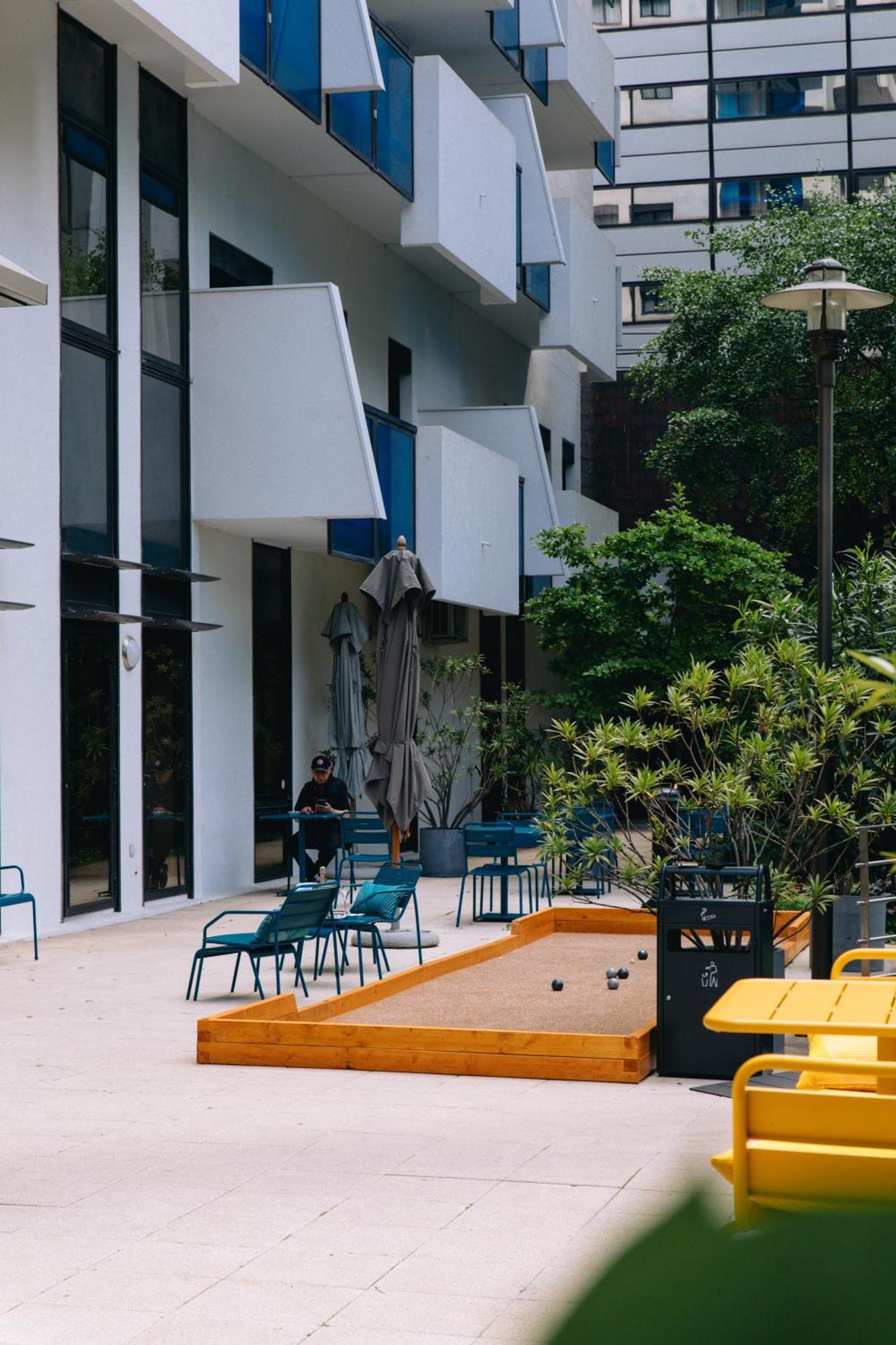 Fraser Suites Paris La Defense กูร์เบอวัวร์ ภายนอก รูปภาพ A bocce ball court in the courtyard of the University of New South Wales, Australia