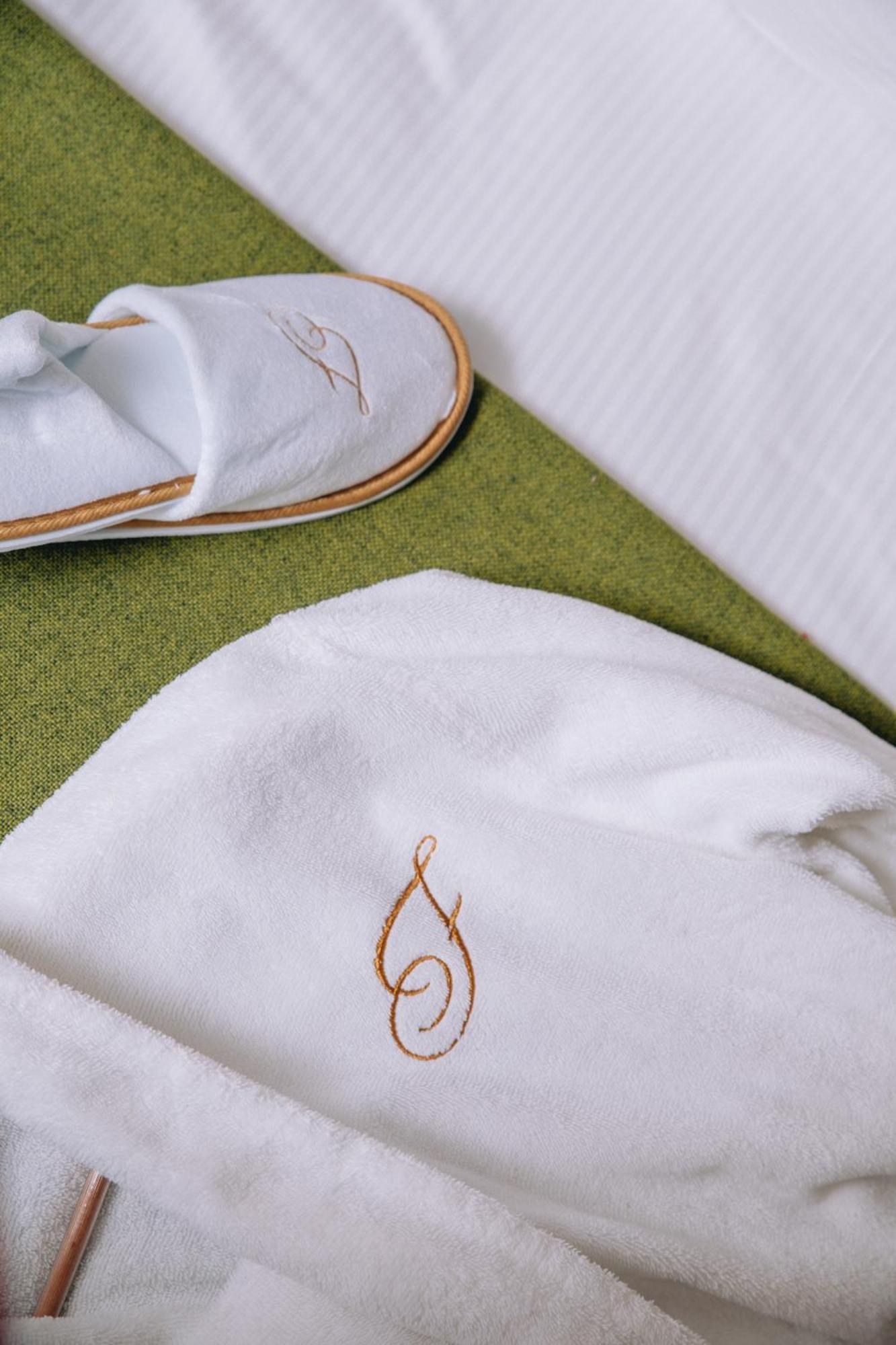 Fraser Suites Paris La Defense กูร์เบอวัวร์ ภายนอก รูปภาพ A detail of the embroidered shirt worn by the winner of the 2011 Tour de France.