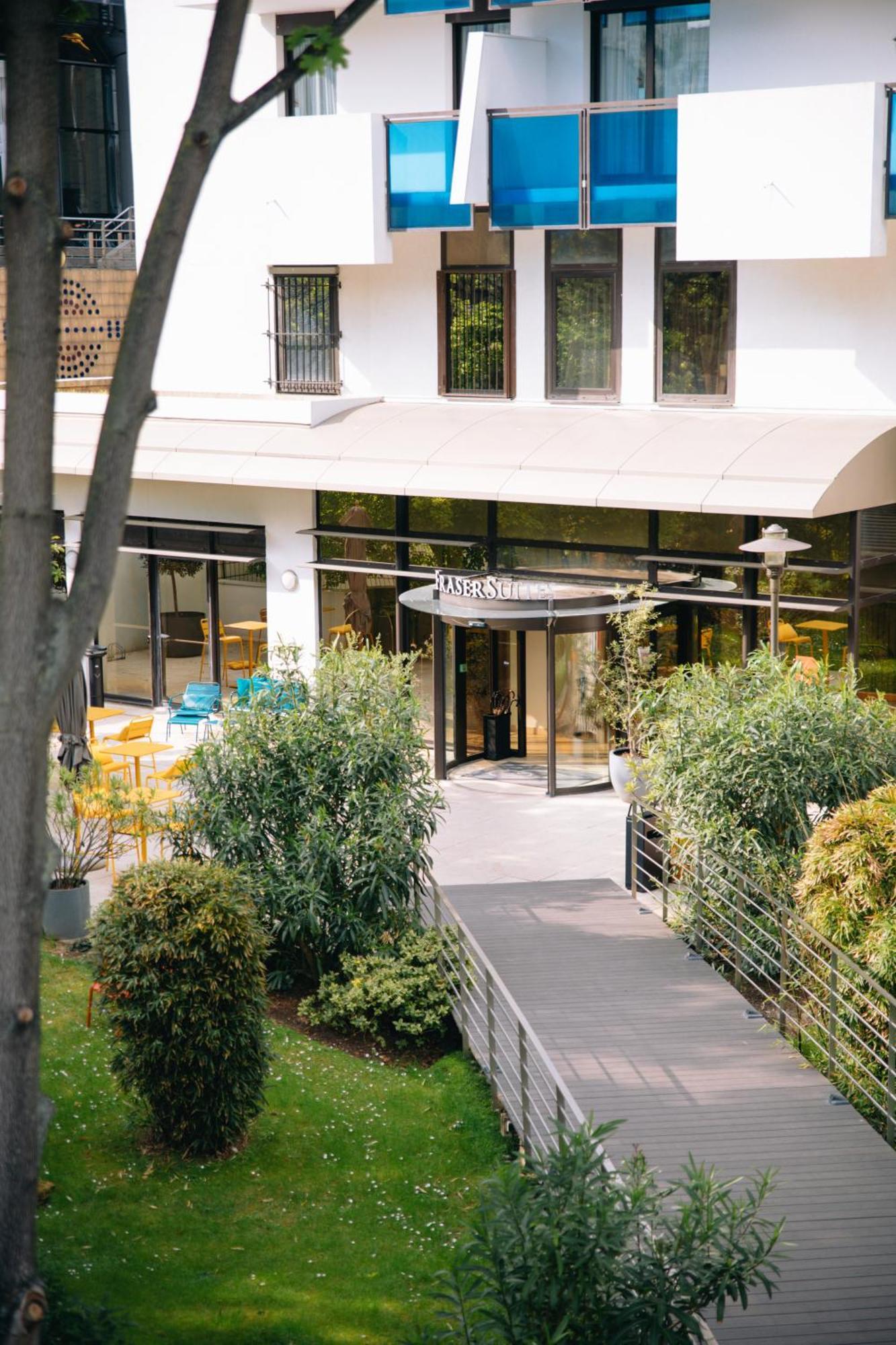 Fraser Suites Paris La Defense กูร์เบอวัวร์ ภายนอก รูปภาพ Entrance of the hotel