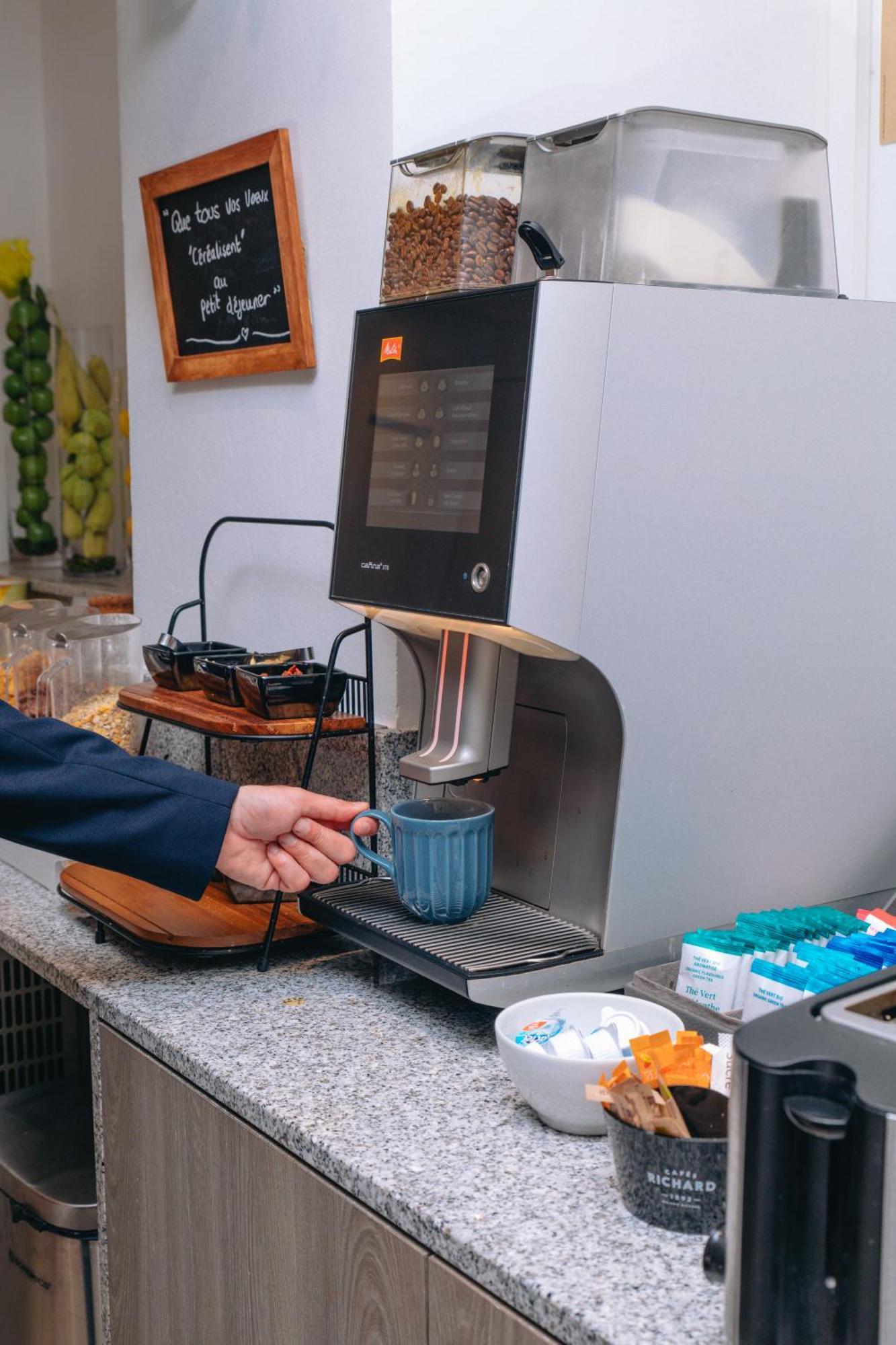 Fraser Suites Paris La Defense กูร์เบอวัวร์ ภายนอก รูปภาพ A coffee machine