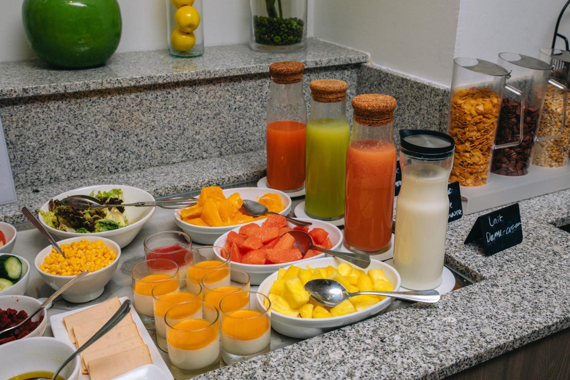 Fraser Suites Paris La Defense กูร์เบอวัวร์ ภายนอก รูปภาพ A selection of fruit and juice at a buffet