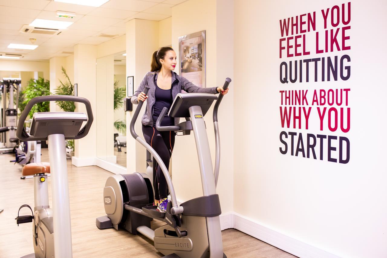 Fraser Suites Paris La Defense กูร์เบอวัวร์ ภายนอก รูปภาพ A woman on a cross trainer