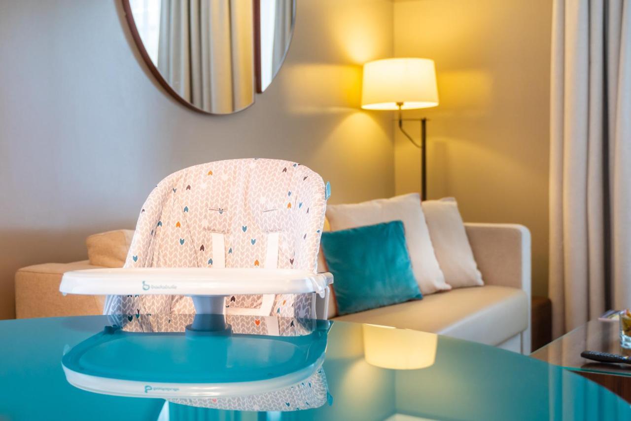 Fraser Suites Paris La Defense กูร์เบอวัวร์ ภายนอก รูปภาพ A high chair