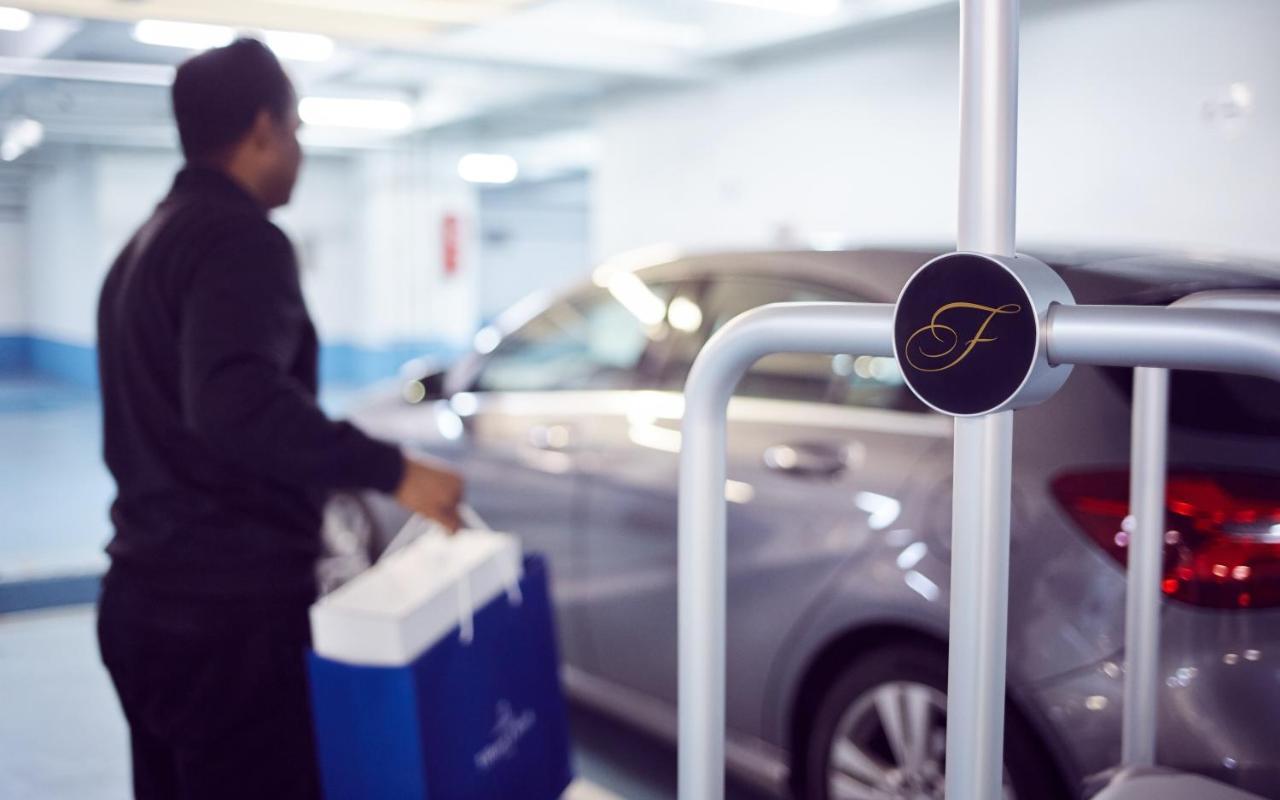 Fraser Suites Paris La Defense กูร์เบอวัวร์ ภายนอก รูปภาพ Valet parking at the Four Seasons Hotel, London